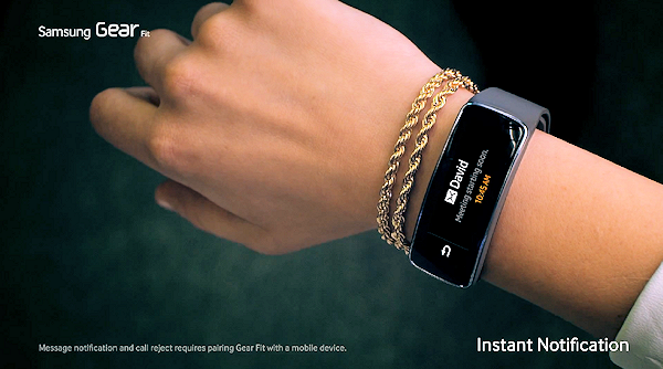 Samsung visar upp träningsarmbandet Gear Fit i reklamfilm