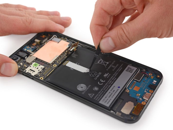 IFixIt skruvar isär Google Pixel XL, ger telefonen hyfsat betyg