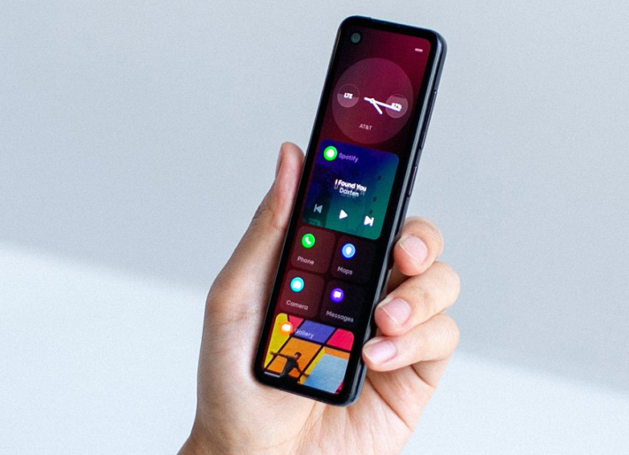 Andy Rubin visar bilder på Essentials nya fjärrkontrollsliknande telefon