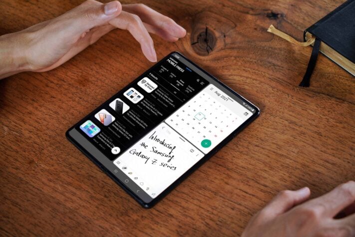 Under-skärmen-kameran i Samsung Galaxy Z Fold 3 syns tydligt